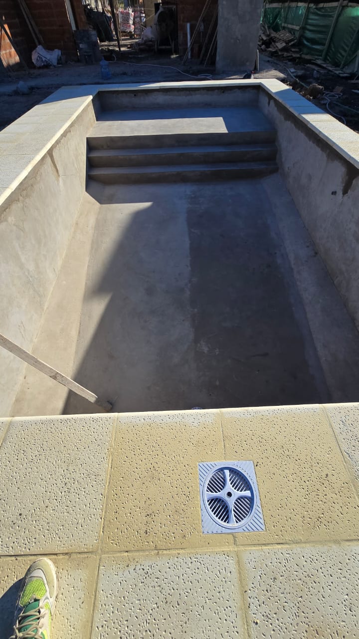 Construcción de piscinas con solarium - Imagen del servicio